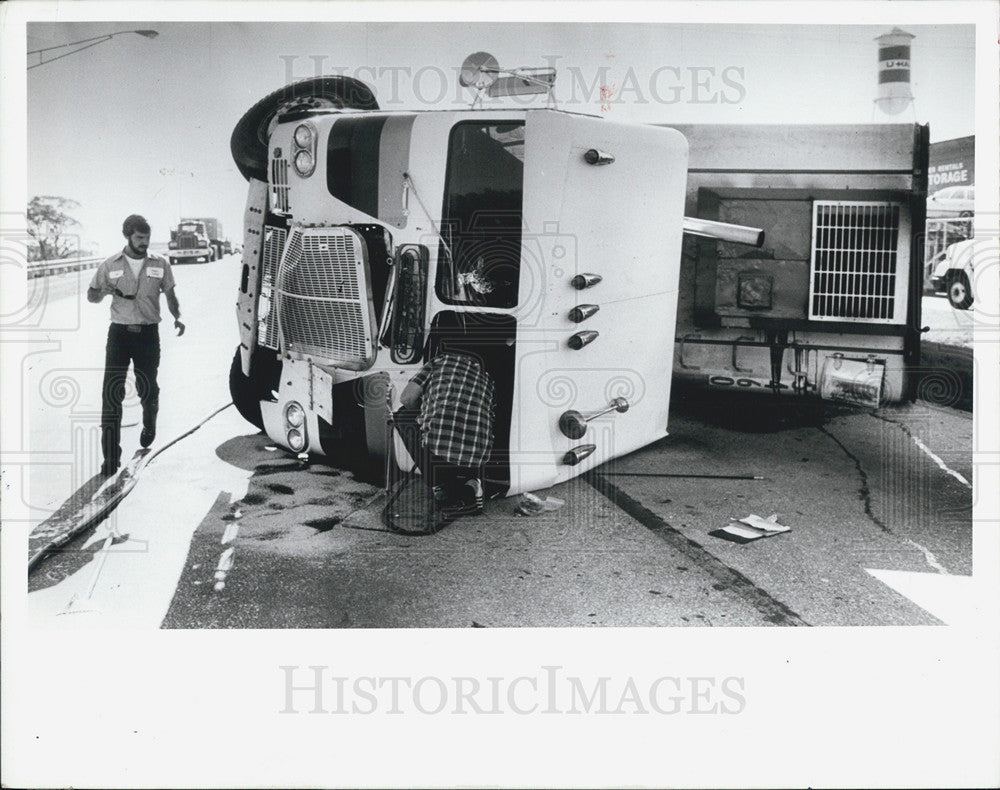 1988 Press Photo Shrimp truck flips on interstate. - Historic Images