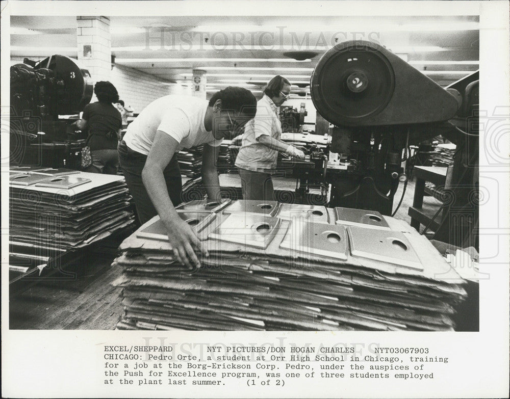 1979 Press Photo Student Pedro Orte Trains for Borg-Erickson Job - Historic Images