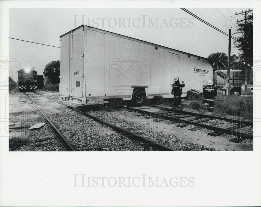 1986 Press Photo Furniture truck jackknifed and blocked train. - Historic Images