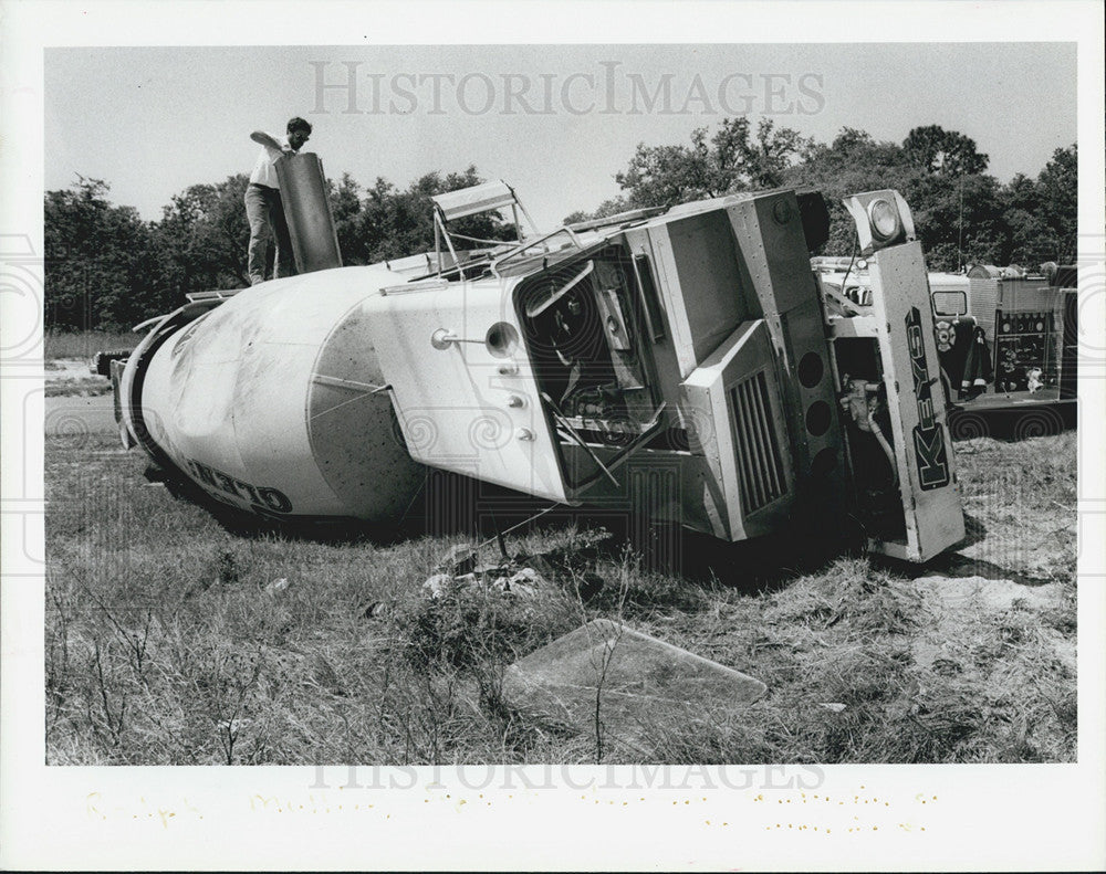 1995 Press Photo Ralph Mullins&#39; concrete truck flips. - Historic Images