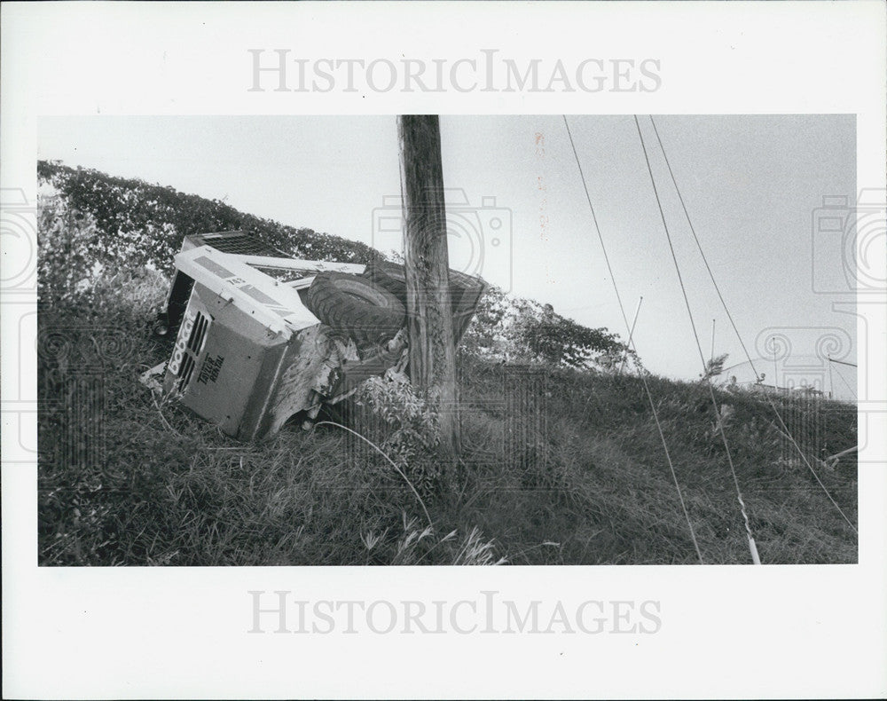 1987 Press Photo Front End Loader Leaves Trailer in Pasco County, Florida - Historic Images