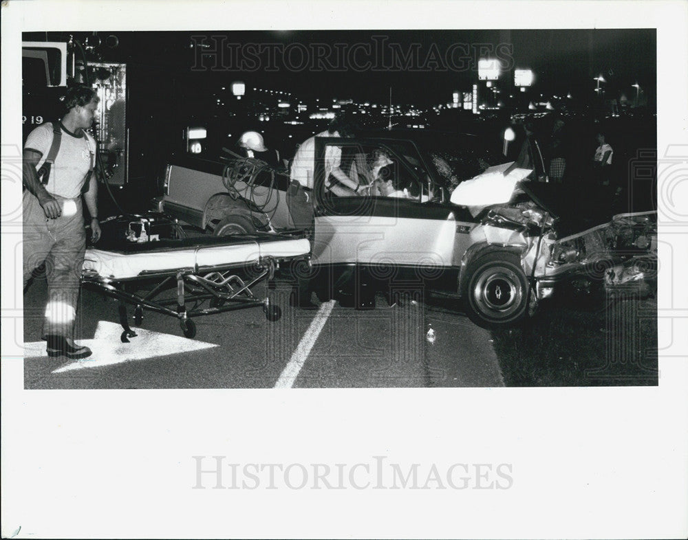 1989 Press Photo Rescue Workers Injured Rider Pickup Truck Accident Wreck - Historic Images