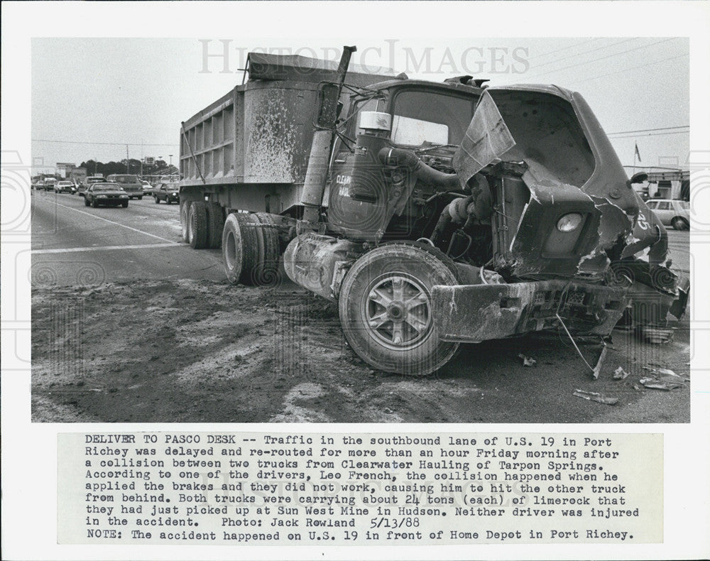 1988 Press Photo Truck Accident Port Richey Florida Leo Clearwater Hauling - Historic Images