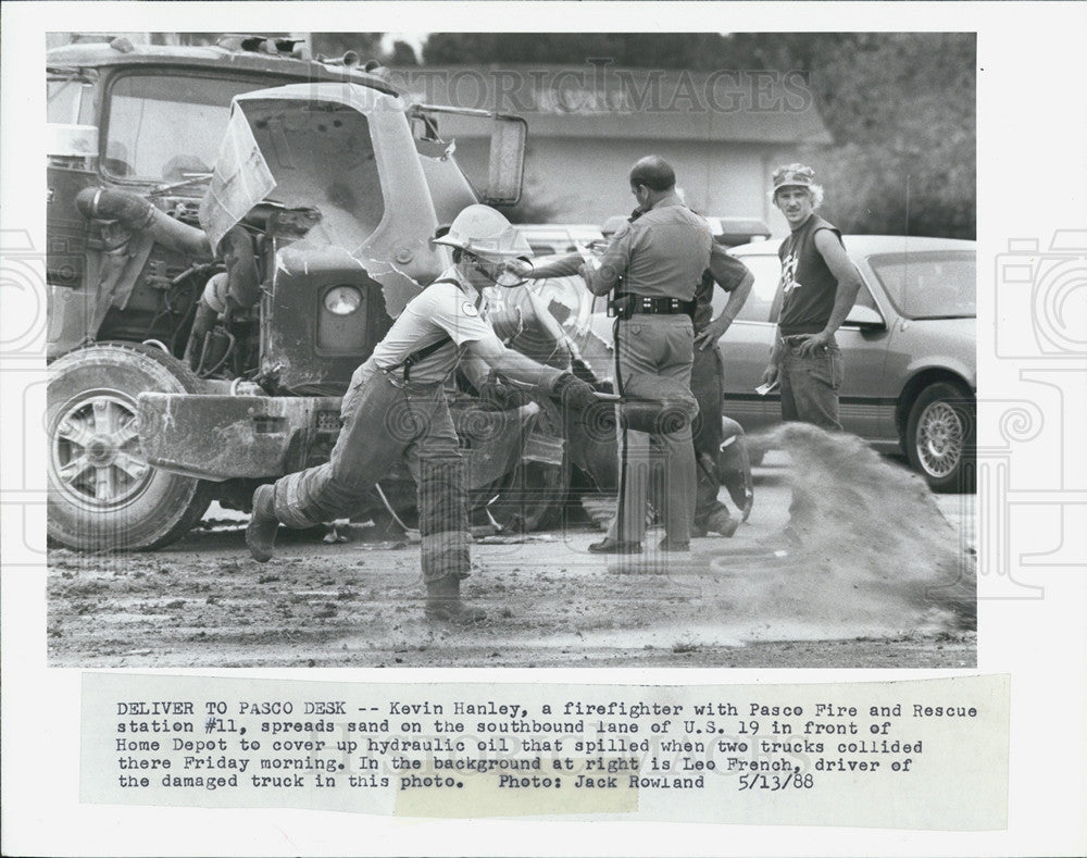 1988 Press Photo Kevin Henley Firefighter Pasco Hydraulic Oil Spill Wreckage - Historic Images