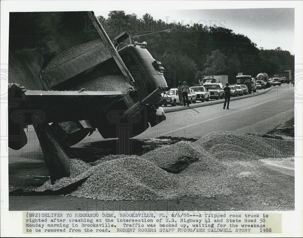 1988 Press Photo Rock Truck Crash on Highway 41 in Brooksville, Florida - Historic Images