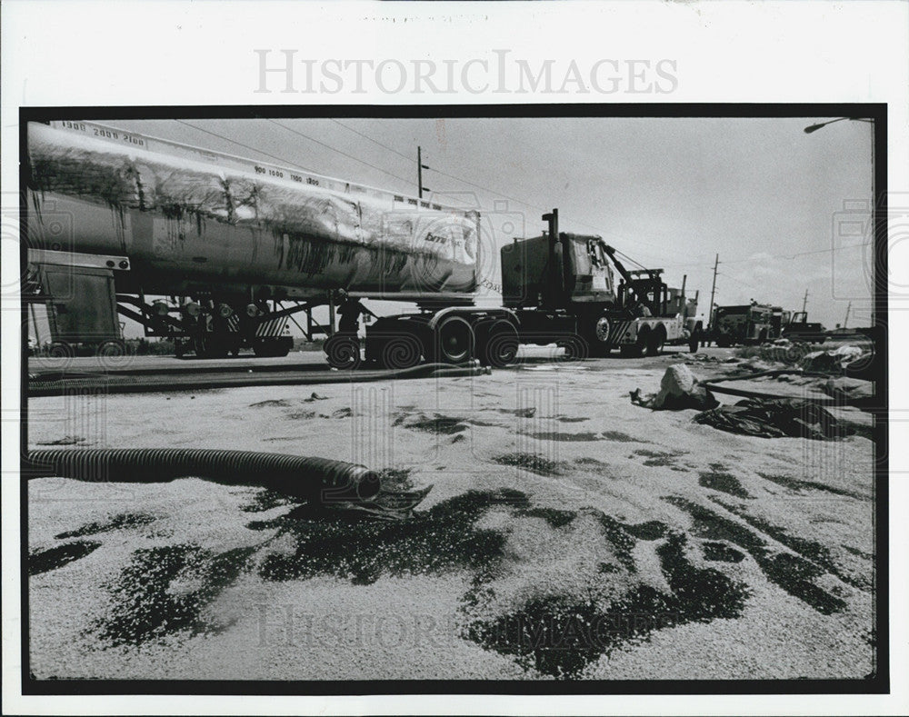 1990 Press Photo Fuel Spill from Overturned TankerTruck at Highway 41 in Florida - Historic Images