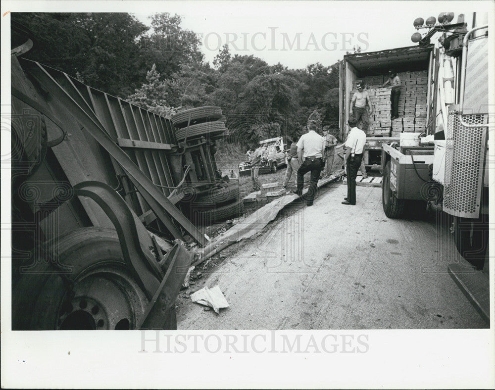 1986 Press Photo Tomato Truck Offroaded and Spilled on Interstate 75, Florida - Historic Images