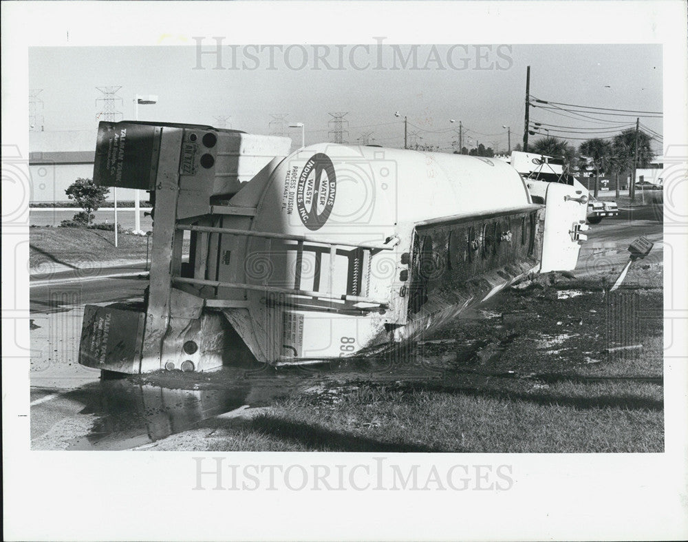 1990 Press Photo Overturned Tanker Truck Leaking Sewage - Historic Images