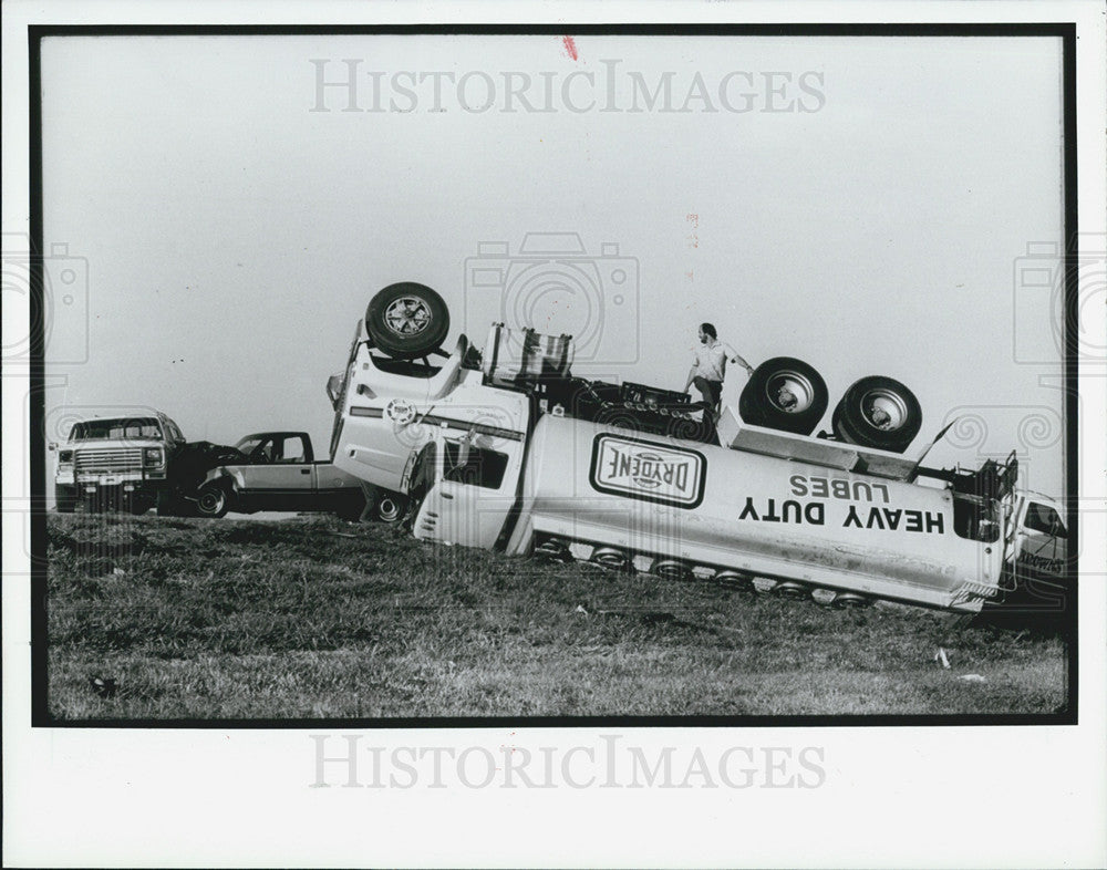 1991 Press Photo Wrecked Oil Truck Blocks Interstate 4 - Historic Images