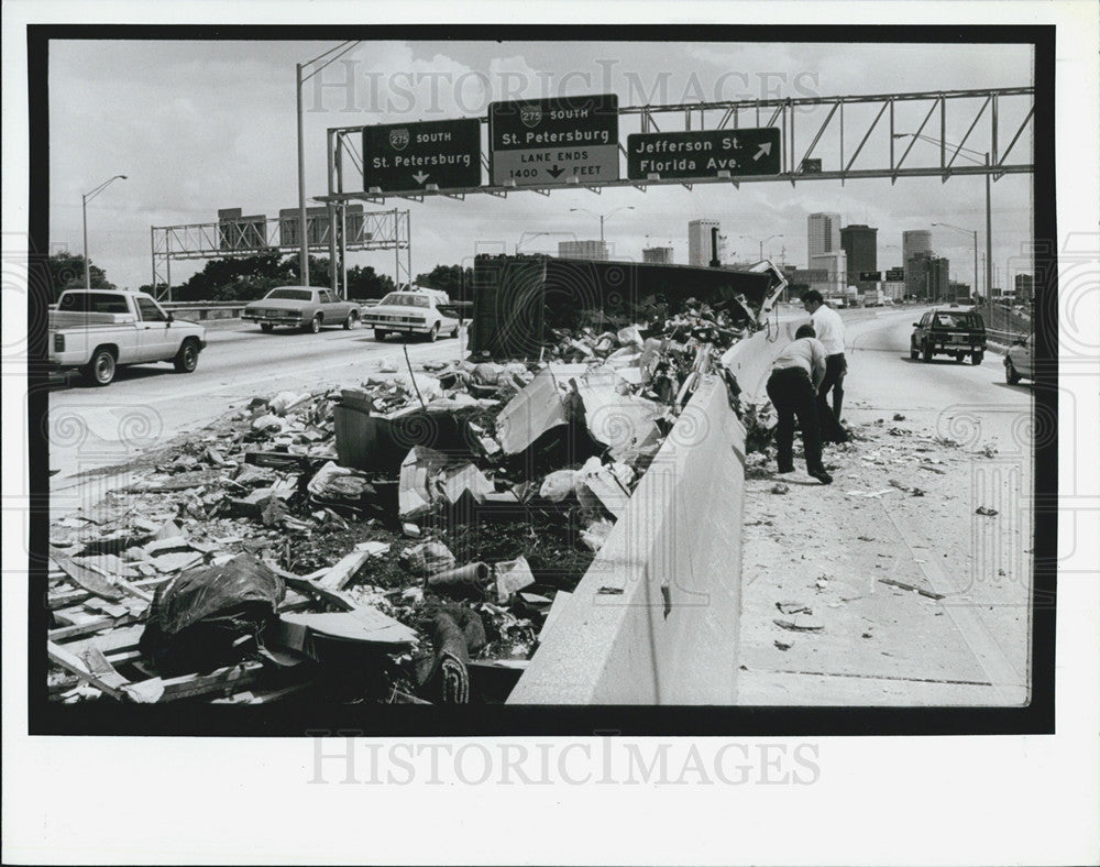 1991 Press Photo Workers Remove the Garbage From Interstate 275 - Historic Images