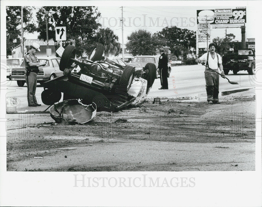 1990 Press Photo Pest control truck overturned in Newport Richey. - Historic Images