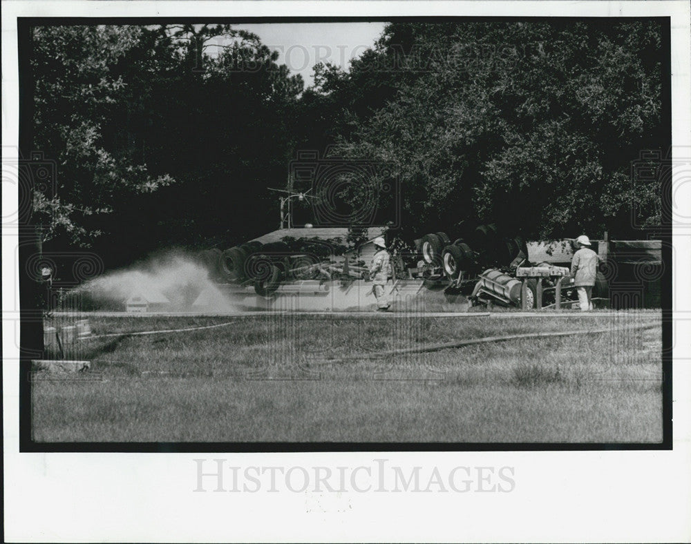 1990 Press Photo Firefighter work on wrecked tanker on Pasco-Hernando border. - Historic Images