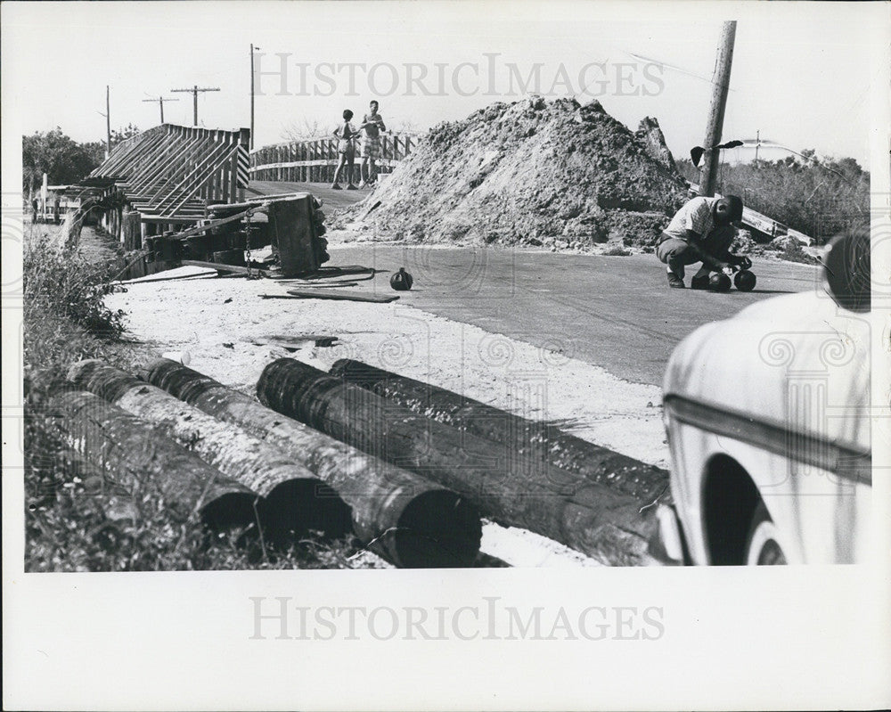 1965 Press Photo Weedon Islnad bridge closed to traffic. - Historic Images