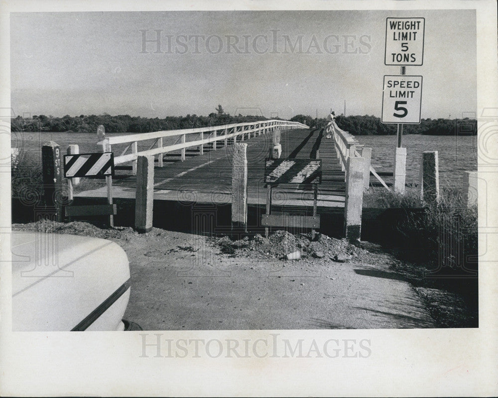 1970 Press Photo Weedon Island Bridge Barraicade. - Historic Images