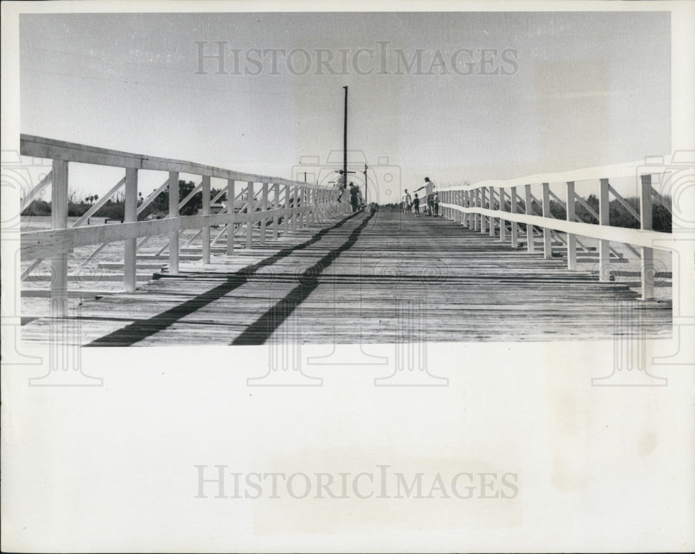 1965 Press Photo Fishing Wooden Bridge Weedon Island - Historic Images