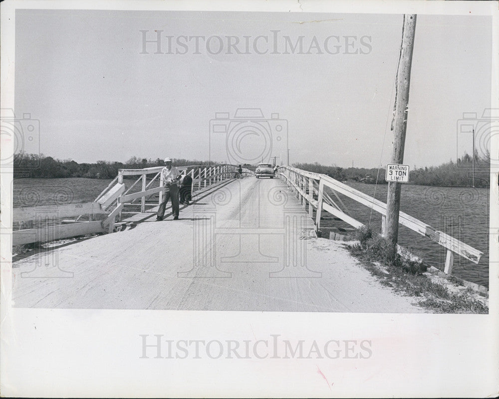 1963 Press Photo Wooden Bridge Weedon Island Car People - Historic Images