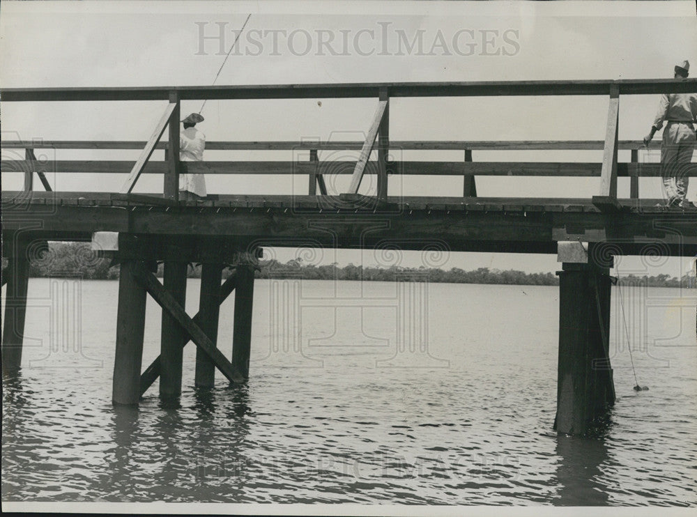 1945 Press Photo Weedon Island Wooden Bridge Fishermen - Historic Images