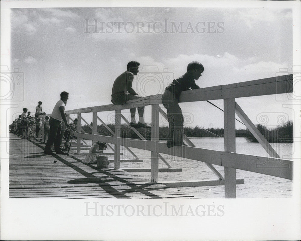 1965 Press Photo Weedon Island Bridge Wooden Fishing Fishermen Tampa Bay - Historic Images