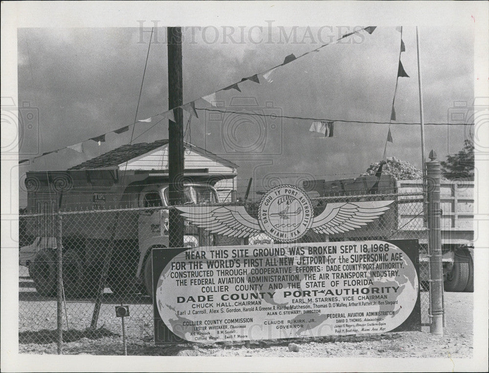 1969 Press Photo Trucks haul rocks to the Everglades for Collier-Dade Jetport. - Historic Images