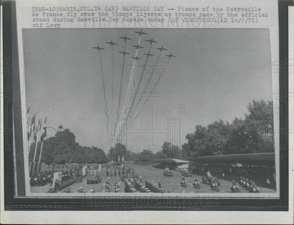 1971 Press Photo Patrouille de France, Champs Elysees - Historic Images