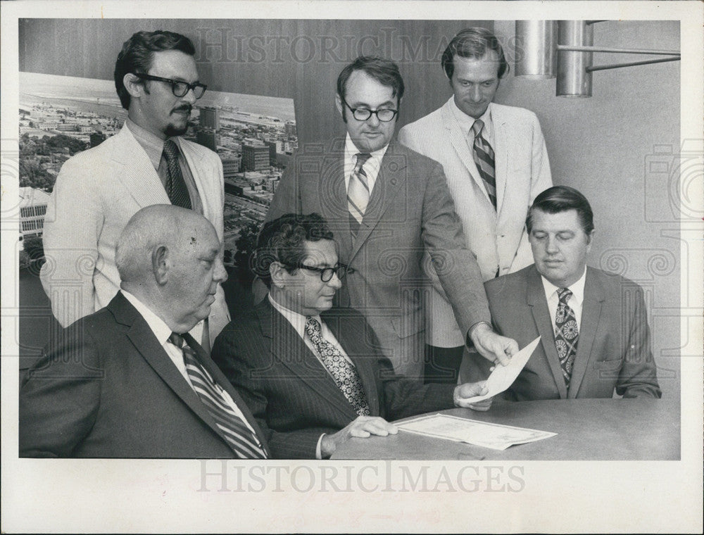 1971 Press Photo of Florida officials getting money for Orlando colleges - Historic Images