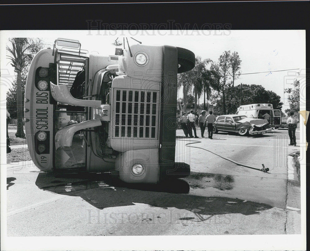 1986 Press Photo School Bus Crashes - Historic Images