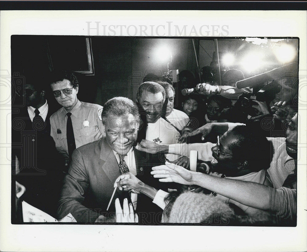 1983 Press Photo Mayor-elect Harold Washington greets crowd at City Hall. - Historic Images