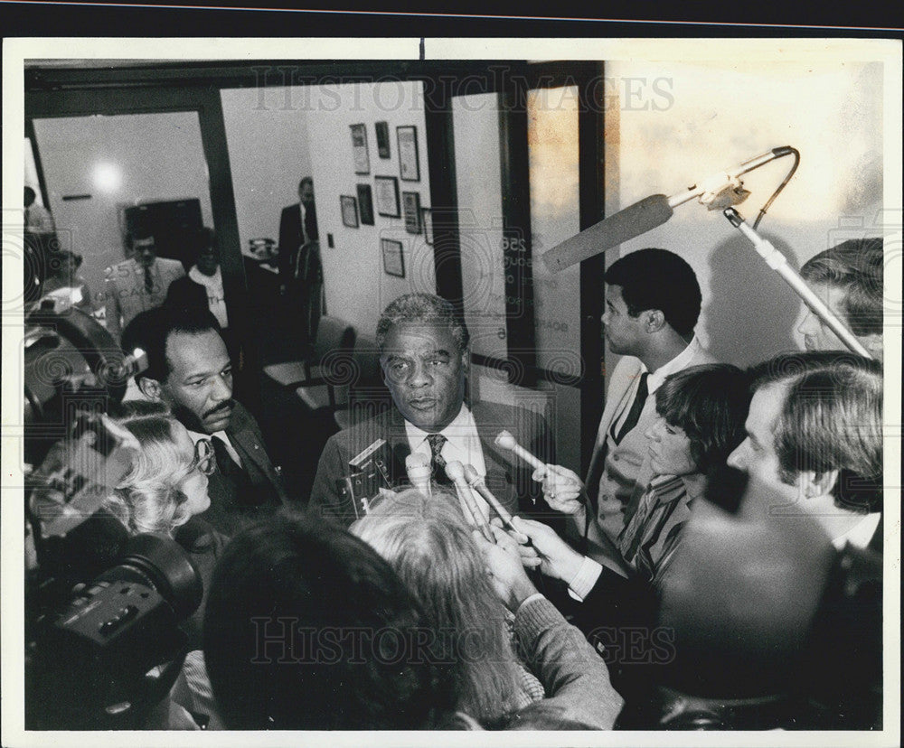 1983 Press Photo Mayor Washington address racial discrimination in government. - Historic Images