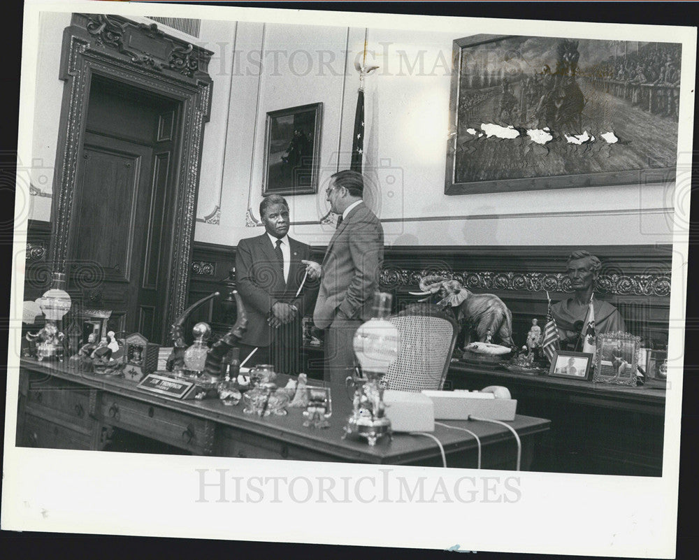 1983 Press Photo Harold Washington visits the state capitol with James Thompson. - Historic Images