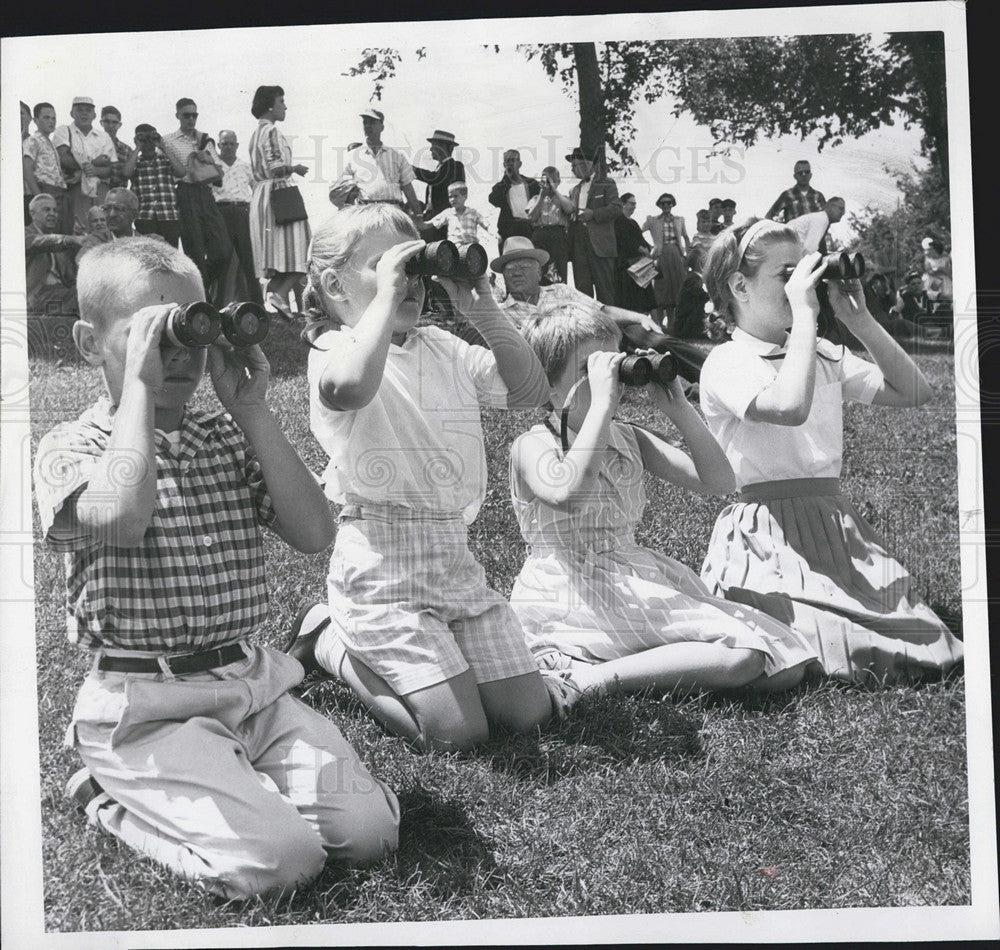 1959 Press Photo James Laurie Cooper Judy Mary Benson use Binoculars - Historic Images