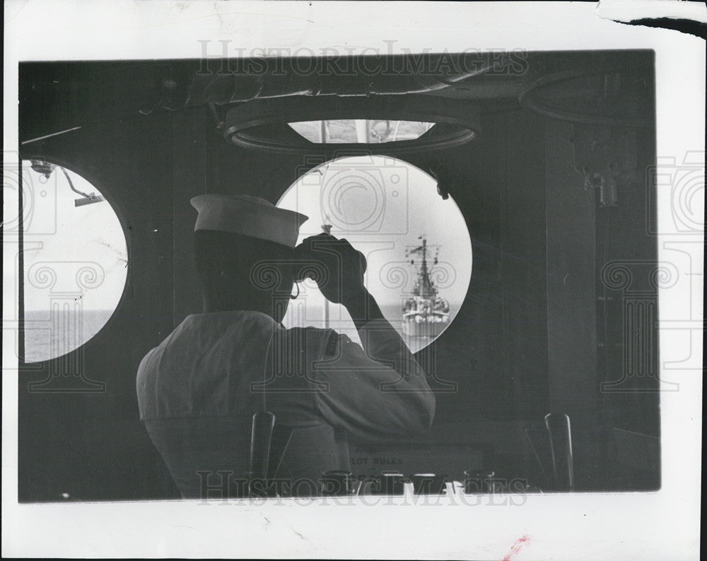 1959 Press Photo DM2 Looking Through Porthole at Lead Ship USS Willis Lee - Historic Images