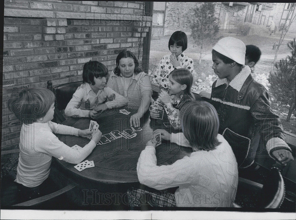 1976 Press Photo Resident Manager Chris Fencl Olympic Village Chicago Heights - Historic Images