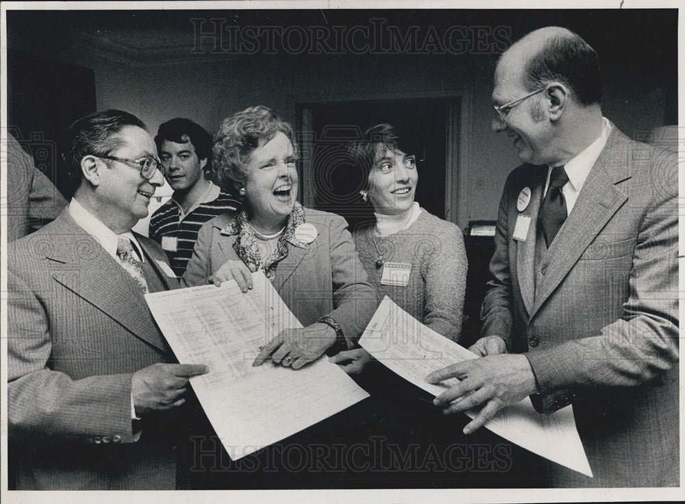 1981 Press Photo New Trier Township Trustee Election Citizens Keki Bhote - Historic Images