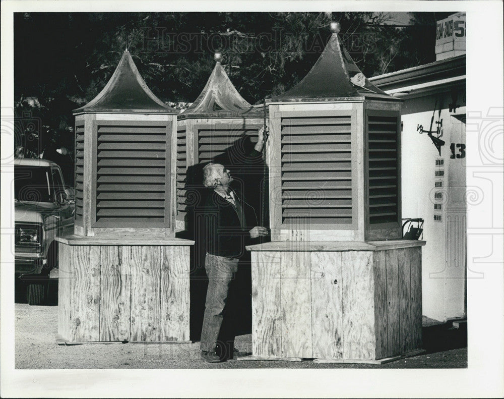 1981 Press Photo Joseph Cibrowski making sure cupolas meet specifications - Historic Images