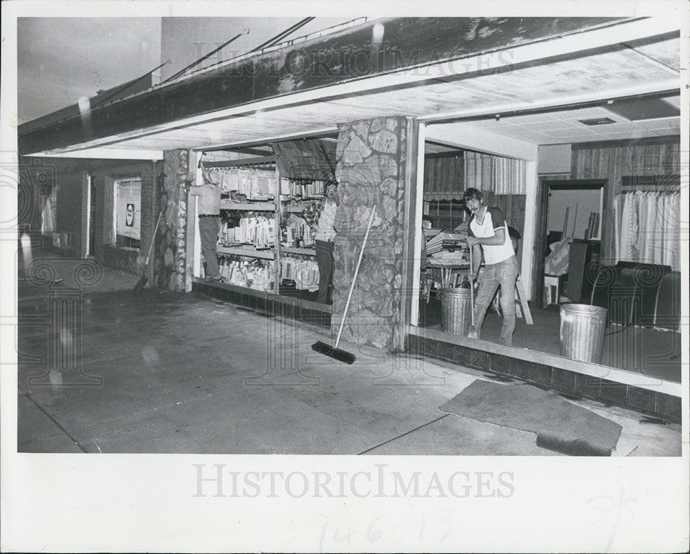 1983 Press Photo Employees Tropicraft Shade Drapery Clean Glass Debris Tornado - Historic Images