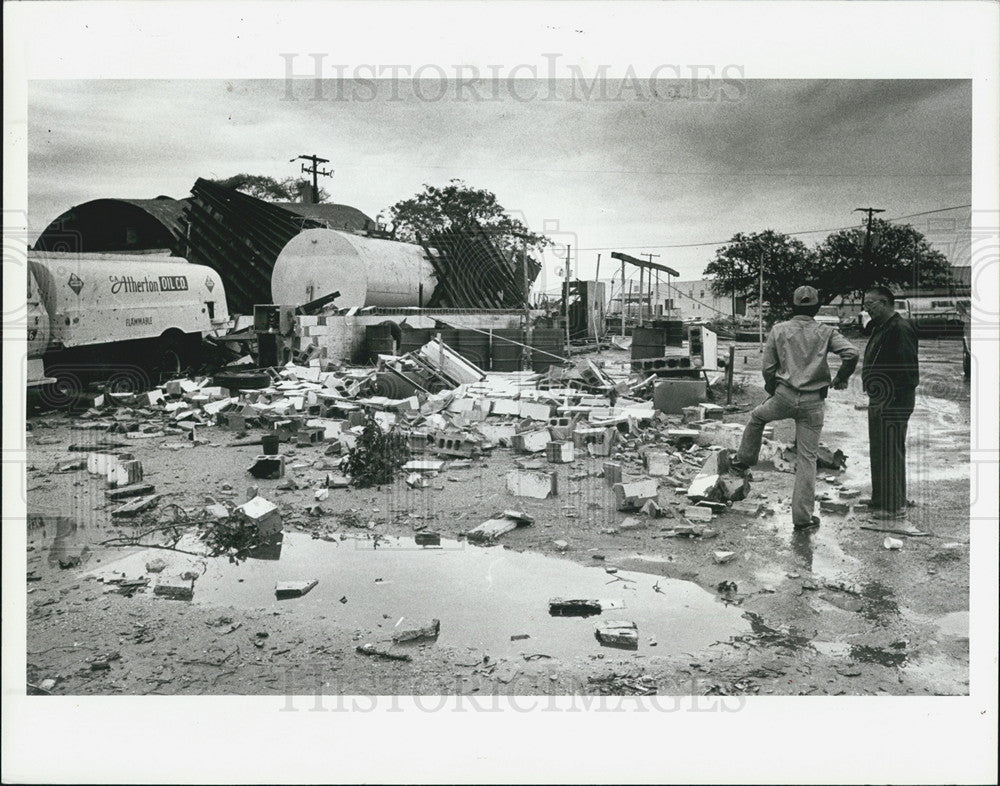 1983 Press Photo Buildings Damaged Destroyed Atherton Oil Tornado Terminal Drive - Historic Images