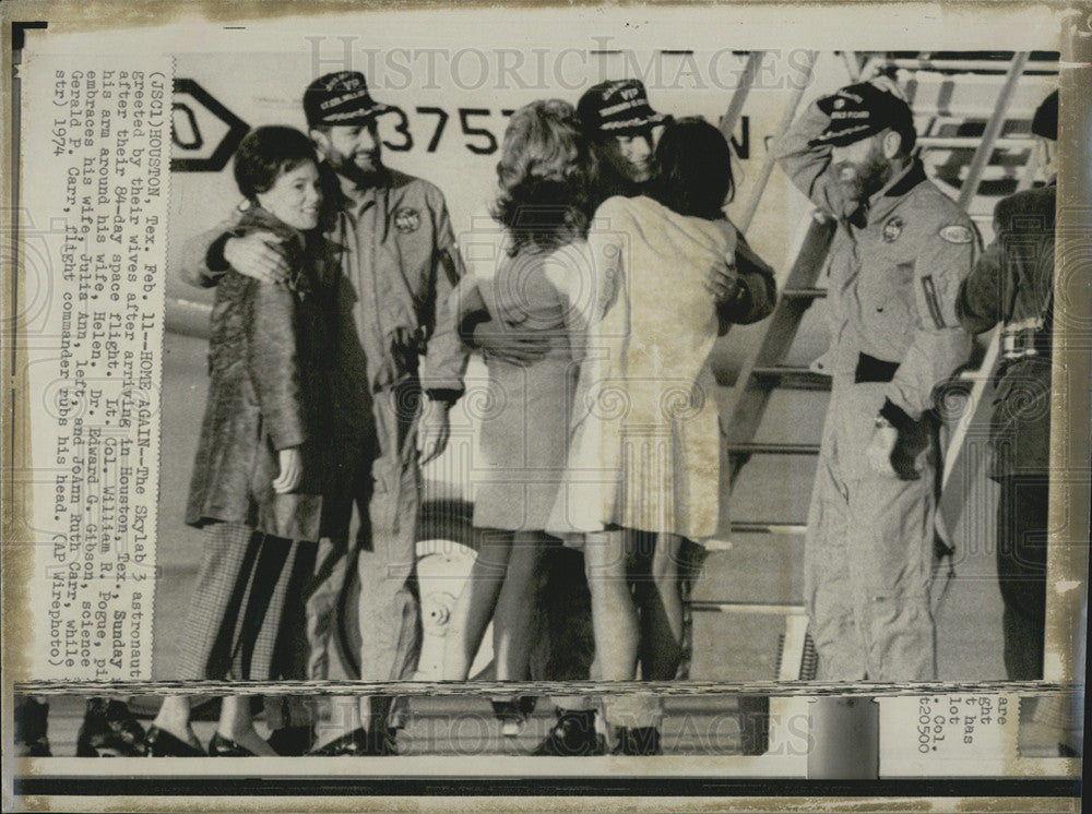 1974 Press Photo Skylab 3 Astronauts Greeted By Wives Houston Return Gerald Carr - Historic Images
