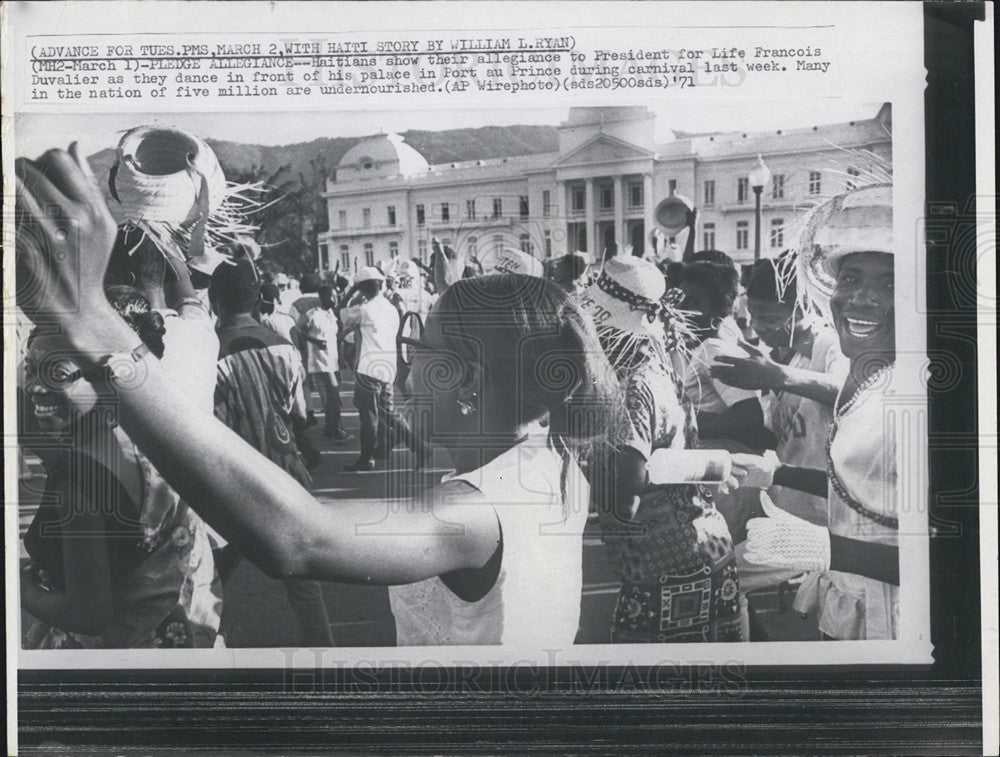 1971 Press Photo Haitians Dancing Port Au Prince Palace Carnival Allegiance - Historic Images