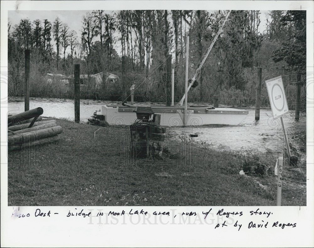 1986 Press Photo Moon Lake Bridge With Pilings Channel Entrance Waterfront Lot - Historic Images