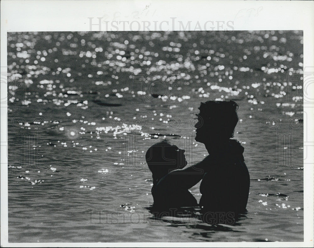 1964 Press Photo New Port Richey Couple Swimming Kathy Donnelly Ken Simonson - Historic Images