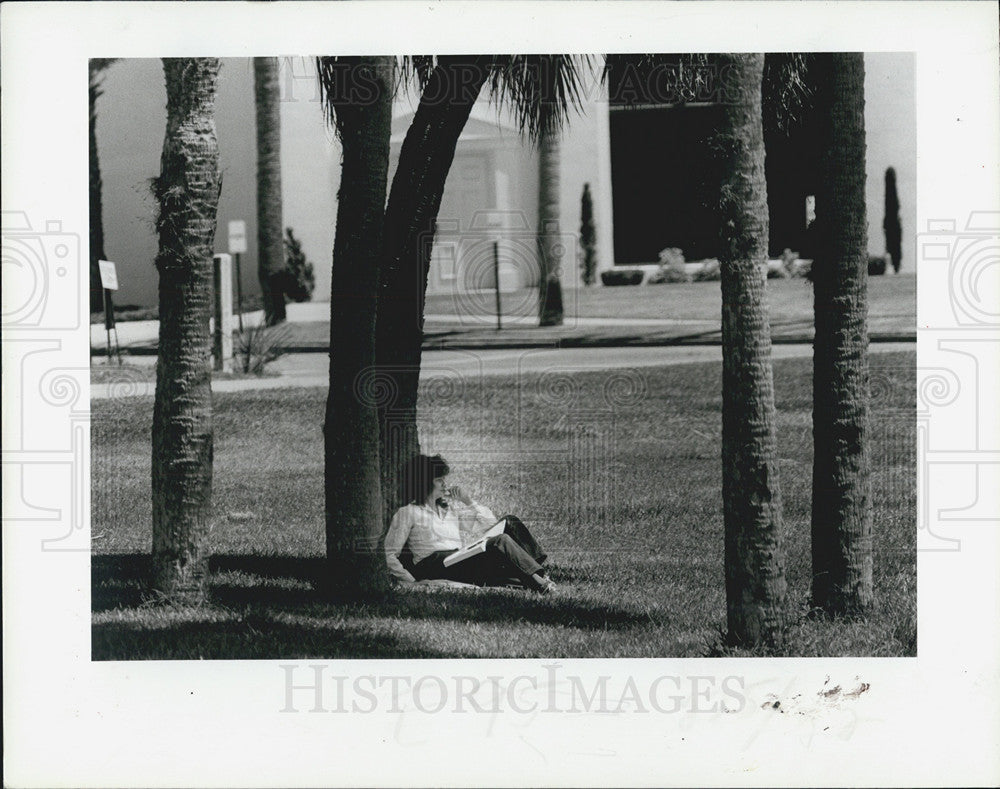 1994 Press Photo Student Vivian Keebler Relaxing Outside Orange Lake Banks - Historic Images