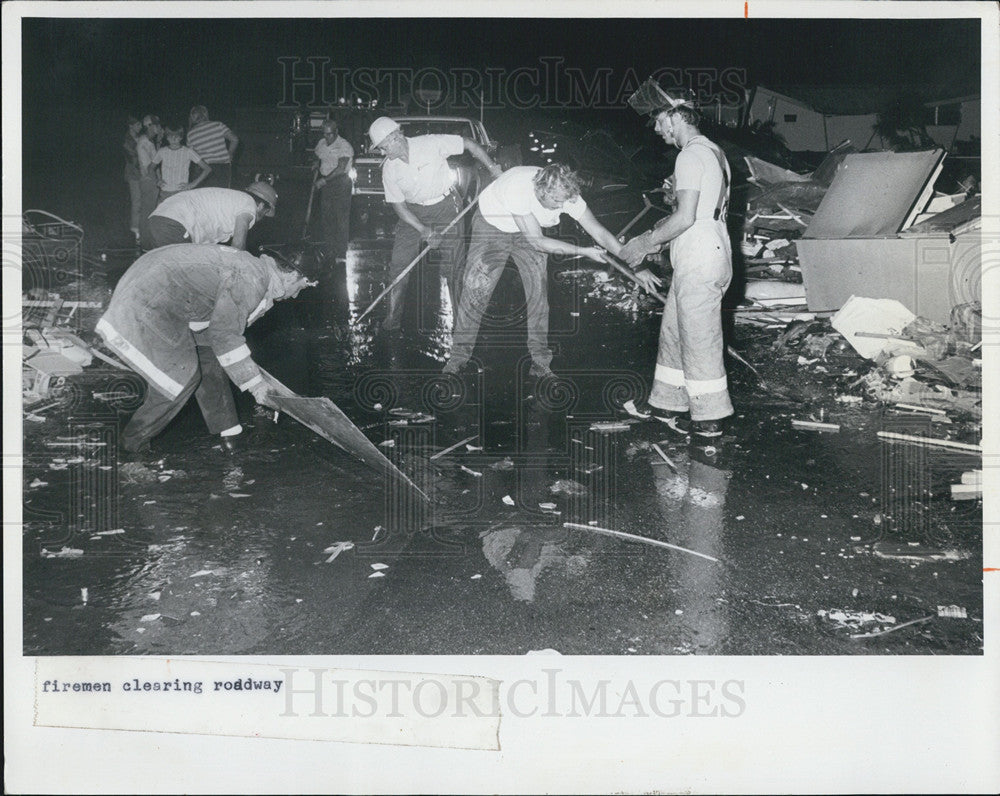 1976 Press Photo Firefighters Cleaning Glass Debris From Road Car Wreck - Historic Images