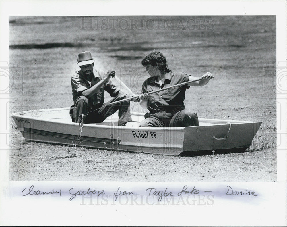 1987 Press Photo of Cleaning the garbage from Taylor Lake. - Historic Images