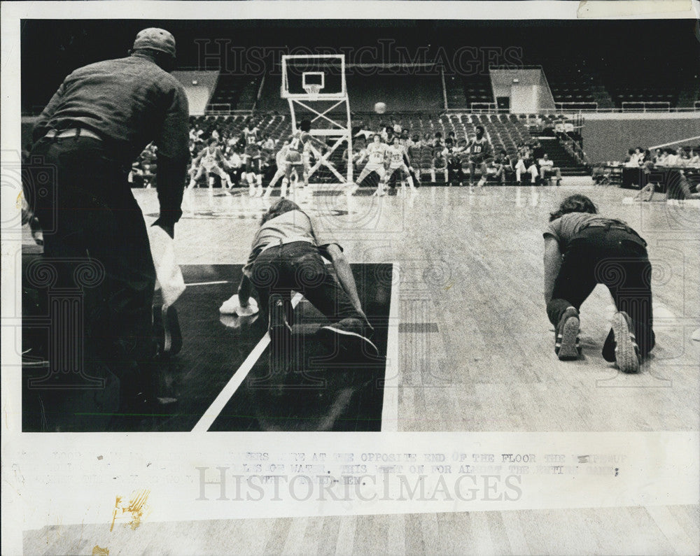 1977 Press Photo Mopping the Lakeland Civic Center, Florida. - Historic Images