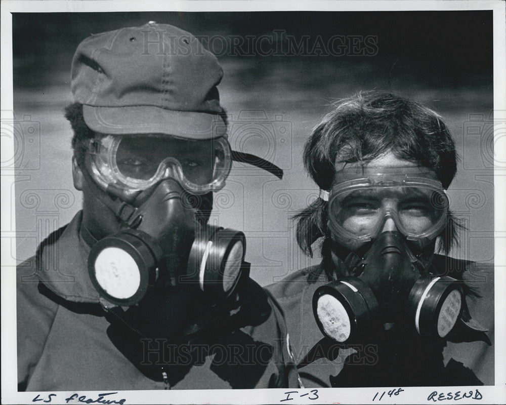 Undated Press Photo Steve Crawford and Rick O&#39;Malley poison hyacinths in Taylor Lake. - Historic Images