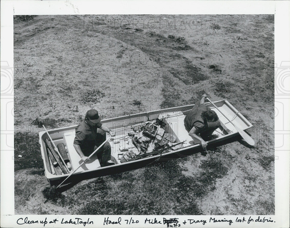 1987 Press Photo Park Employees Comb Debris From Storm At Taylor Lake Largo, FL. - Historic Images