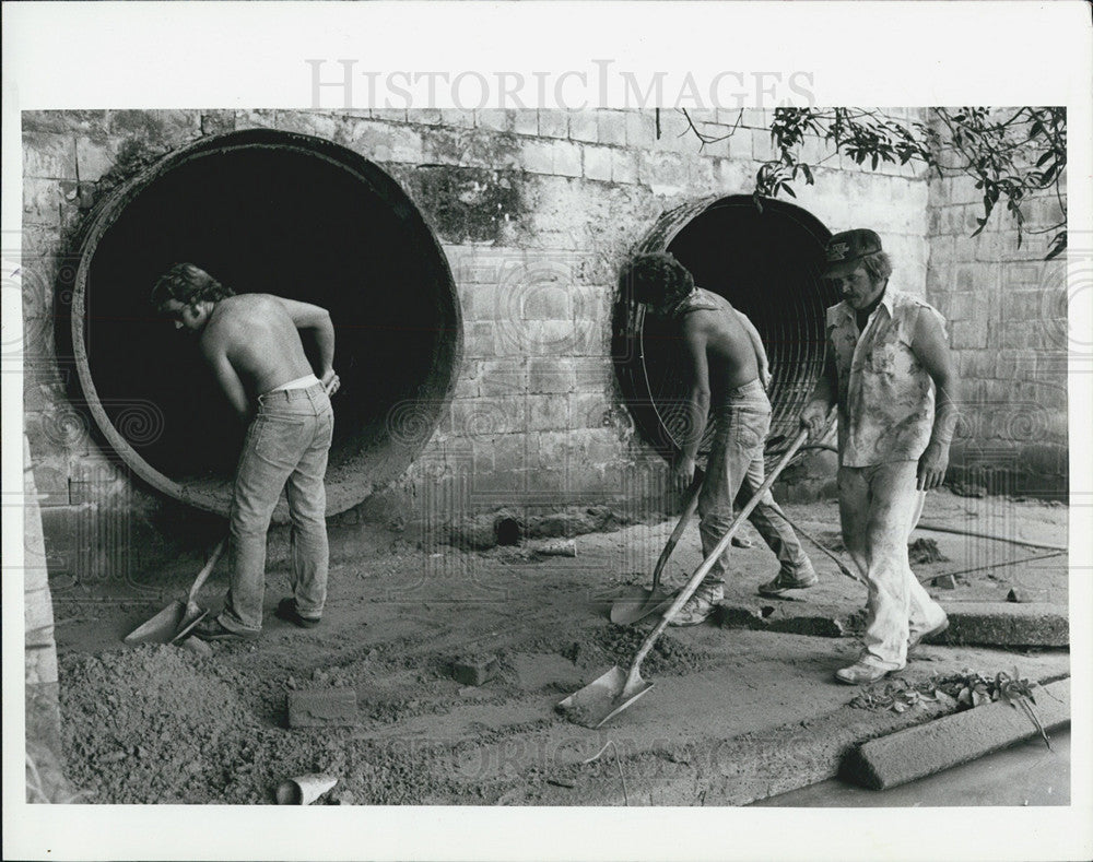 1983 Press Photo Pipes are cleaned and repaired at Taylor Lake - Historic Images