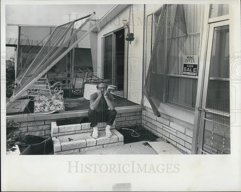 1976 Press Photo Man Sitting On Porch Of Tornado-Damaged House Largo - Historic Images