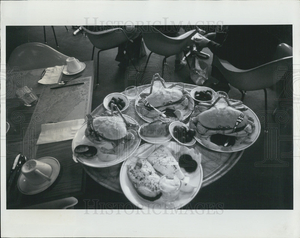 1978 Press Photo Glacier Bay Lodge Dining Room Meals On Tray Seafood Alaska - Historic Images