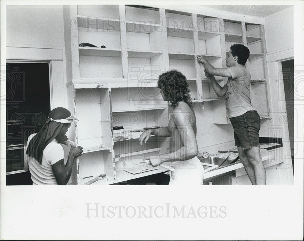 1955 Press Photo Charles Britt House Teenage Residents Repair Old Boarding House - Historic Images